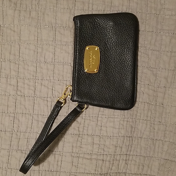 Michael Kors Handbags - Michael Kors wristlet